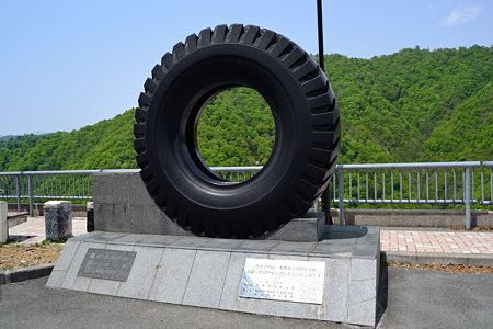 奈良俣ダム建設重機のタイヤ
