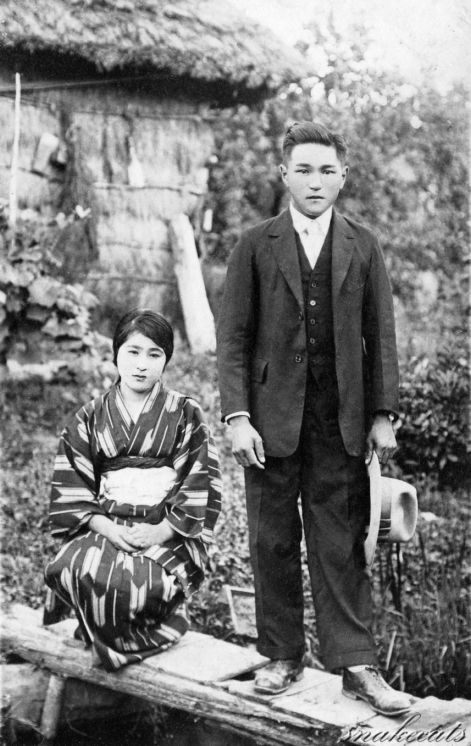 古写真 物置小屋前ニテ写ス