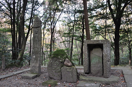 花山・地蔵の背