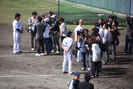 取材される村田、渡辺、森本の同級生3名