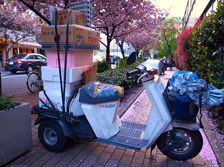 銀座桜通りにあったホンダのジャイロUP