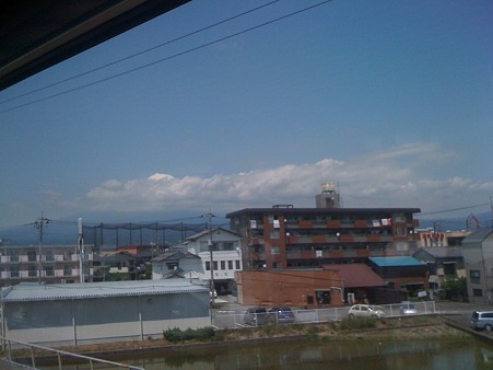 富士山 頂上が雲の上に