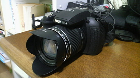 FUJIFILM純正HS10用レンズフード 装着