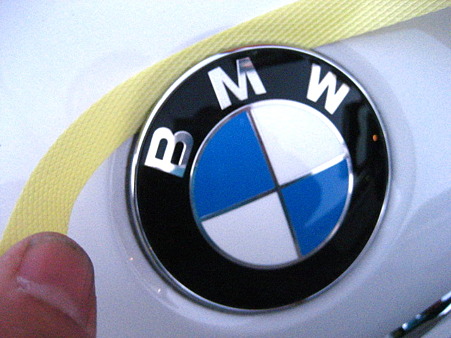 BMWエンブレム外し中