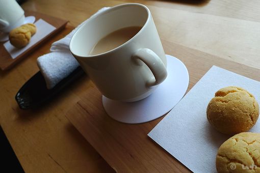 ウェルカム・ドリンクを頂きながら宿帳に記帳 P1040061.jpg