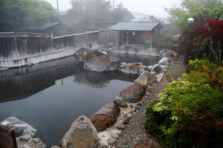 早朝の男性露天風呂