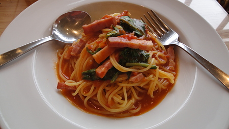 日替わりパスタ　ここは生パスタと焼きたてパンが食べられる。
