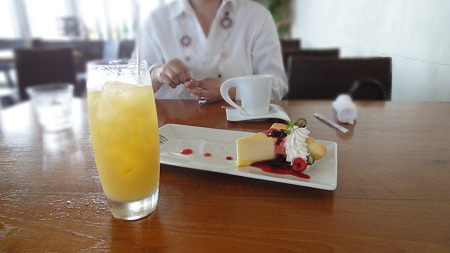 皆と別れ、ふたたび茅ケ崎へ。サザンビーチカフェで元カノと逢う、あ、違うねはいはい。